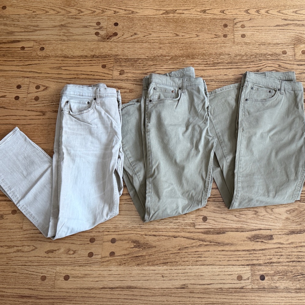 Wrangler Men's Chinos in Light Gray and Olive